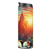 Vrouw Lezen In Stadsvenster Met Kat En Koffie Thermosbeker (Geroteerd rechts)