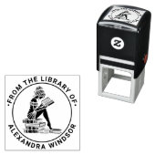 Vrouw Lezen Perched op Book Stack Library Na Zelfinktende Stempel (In situ)