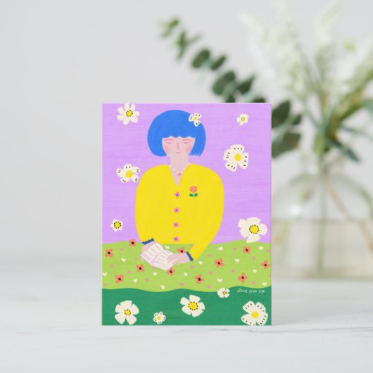 Vrouw lezend in de tuin briefkaart (Staand voorkant)