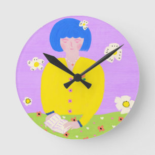 Vrouw lezend in de tuin ronde klok