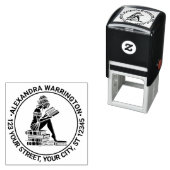 Vrouw lezend op een stapel boeken Naam retouradres Zelfinktende Stempel (In situ)