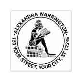Vrouw lezend op een stapel boeken Naam retouradres Zelfinktende Stempel (Design)