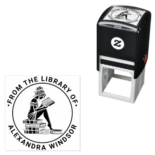 Vrouw lezend opgestapeld op boek stapel bibliothee  zelfinktende stempel (In situ)