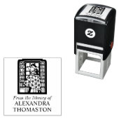 Vrouw lezend tussen boekenplanken Bibliotheek Boek Zelfinktende Stempel (In situ)