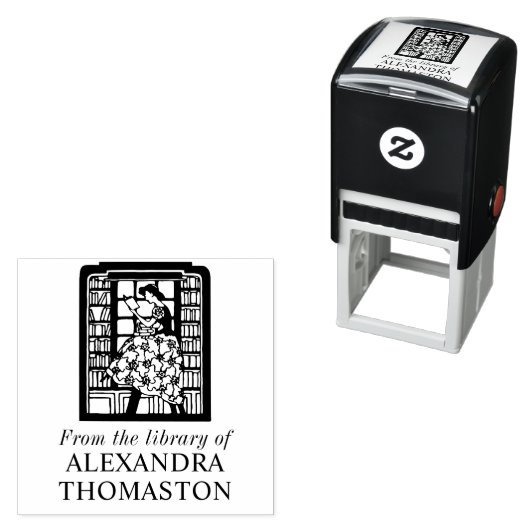 Vrouw lezend tussen boekenplanken Bibliotheek Boek Zelfinktende Stempel (In situ)