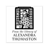 Vrouw lezend tussen boekenplanken Bibliotheek Boek Zelfinktende Stempel (Design)