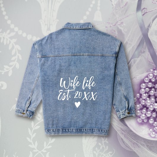 Vrouw life est. witte typografie en hart bruiloft denim jacket