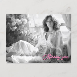 Vrouw liggend op witte zijden lakens B&W foto Briefkaart