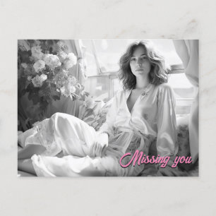 Vrouw liggend op witte zijden lakens B&W foto Briefkaart