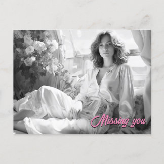 Vrouw liggend op witte zijden lakens B&W foto Briefkaart