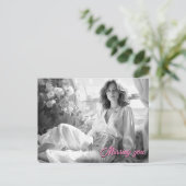 Vrouw liggend op witte zijden lakens B&W foto Briefkaart (Staand voorkant)