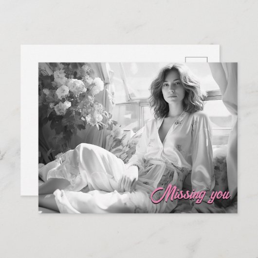 Vrouw liggend op witte zijden lakens B&W foto Briefkaart (Voorkant / Achterkant)