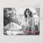 Vrouw liggend op witte zijden lakens B&W foto Briefkaart (Voorkant)