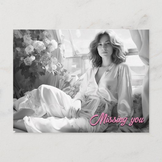 Vrouw liggend op witte zijden lakens B&W foto Briefkaart (Voorkant)