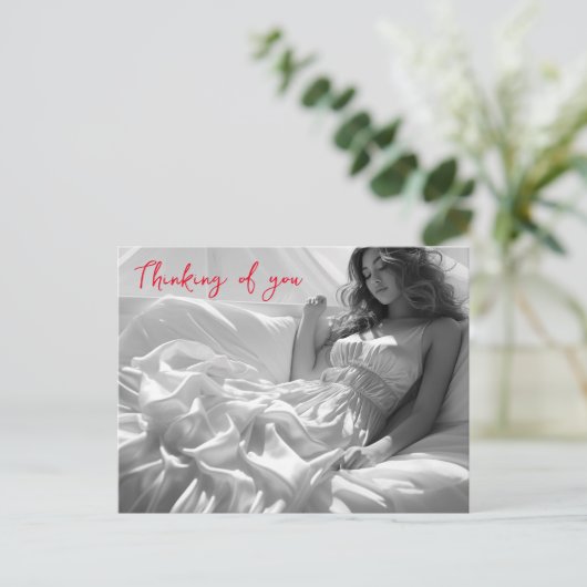 Vrouw liggend op witte zijden lakens B&W foto Briefkaart (Staand voorkant)