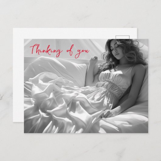 Vrouw liggend op witte zijden lakens B&W foto Briefkaart (Voorkant / Achterkant)