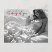 Vrouw liggend op witte zijden lakens B&W foto Briefkaart (Voorkant)