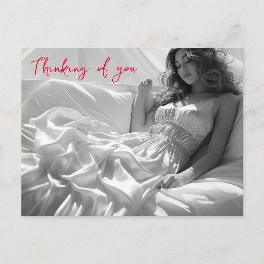 Vrouw liggend op witte zijden lakens B&W foto Briefkaart (Voorkant)