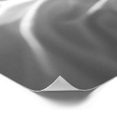 Vrouw liggend op witte zijden lakens B&W foto Poster (Hoek)