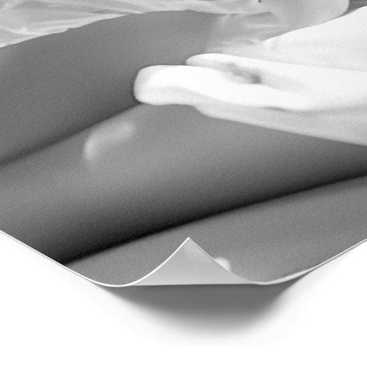 Vrouw liggend op witte zijden lakens B&W foto Poster (Hoek)