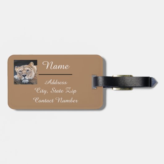 Vrouw Lion Resting in Oerwoud Personaliseert reize Bagagelabel (Achterkant horizontaal)