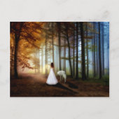 Vrouw loopt met een wolf briefkaart (Voorkant)