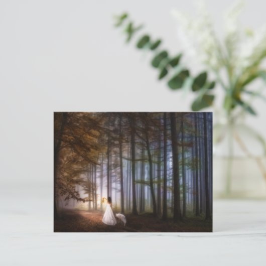 Vrouw loopt met een wolf door een Magisch Bos Briefkaart (Staand voorkant)