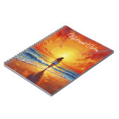 Vrouw lopen oceaan strand warme zonsondergang notitieboek (Linkerzijde)