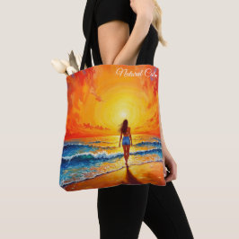 Vrouw lopen oceaan strand warme zonsondergang tote bag