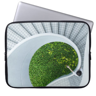 Vrouw lopende spiraaltrap laptop sleeve