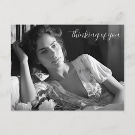 Vrouw loungen in bed B&W foto Briefkaart