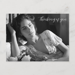 Vrouw loungen in bed B&W foto Briefkaart