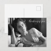 Vrouw loungen in bed B&W foto Briefkaart (Voorkant / Achterkant)