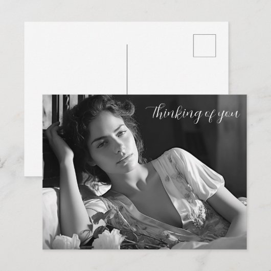 Vrouw loungen in bed B&W foto Briefkaart (Voorkant / Achterkant)