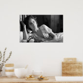 Vrouw loungen in bed B&W foto Poster (Keuken)