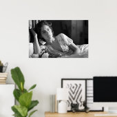 Vrouw loungen in bed B&W foto Poster (Thuiskantoor)