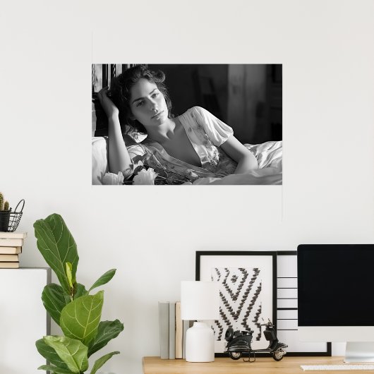 Vrouw loungen in bed B&W foto Poster (Thuiskantoor)