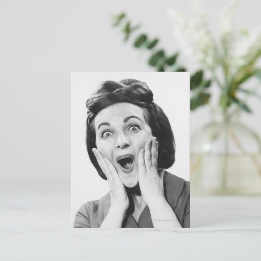 Vrouw maakt gezicht briefkaart (Staand voorkant)