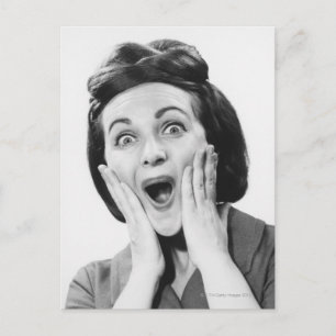 Vrouw maakt gezicht briefkaart