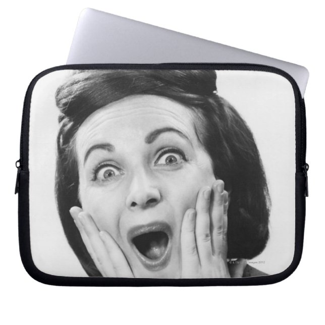 Vrouw maakt gezicht laptop sleeve (Voorkant)