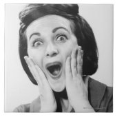 Vrouw maakt gezicht tegeltje (Voorkant)