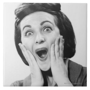 Vrouw maakt gezicht tegeltje