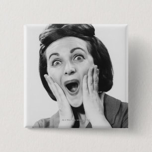 Vrouw maakt gezicht vierkante button 5,1 cm