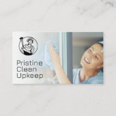 Vrouw maakt glazen raam schoon visitekaartje (Voorkant)