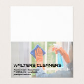 Vrouw maakt raam schoon visitekaartje (Buitenkant ongevouwen)