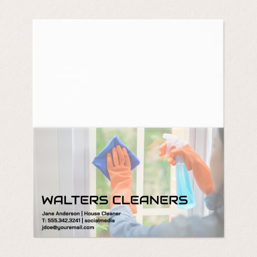 Vrouw maakt raam schoon visitekaartje (Buitenkant ongevouwen)