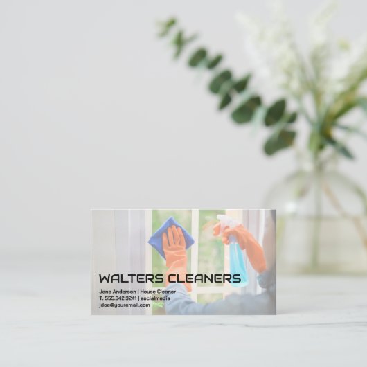 Vrouw maakt raam schoon visitekaartje (Staand voorkant)