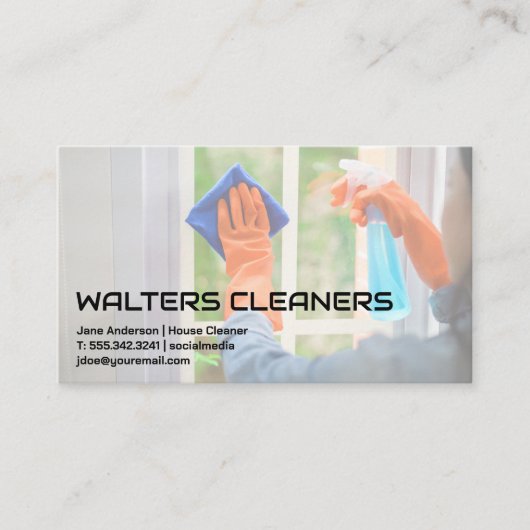 Vrouw maakt raam schoon visitekaartje (Voorkant)