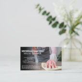 Vrouw maakt tafel schoon visitekaartje (Staand voorkant)