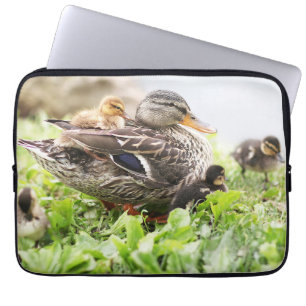 Vrouw Mallard omringd door drijfveren Laptop Sleeve